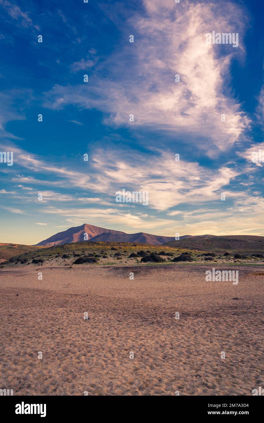 Una vista dalla spiaggia della riserva naturale e delle montagne di Papagayo a Lanzarote. Foto Stock