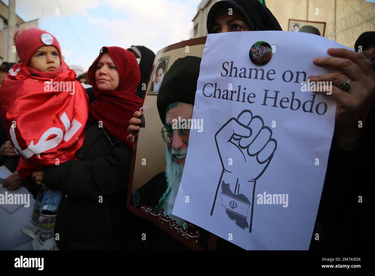 Teheran, Teheran, Iran. 8th Jan, 2023. I manifestanti iraniani tengono ritratti del leader supremo iraniano Ayatollah Ali Khamenei e un cartello scritto ''vergogna su Charlie Hebdo'' durante un incontro di protesta contro Charlie Hebdo, una rivista settimanale satirica francese, di fronte all'ambasciata francese a Teheran, il 8 gennaio 2023. Charlie Hebdo ha pubblicato cartoni animati contro il leader supremo iraniano Ayatollah Ali Khamenei il 5th gennaio. (Credit Image: © Rouzbeh Fouladi via ZUMA Press Wire) Credit: ZUMA Press, Inc./Alamy Live News Foto Stock