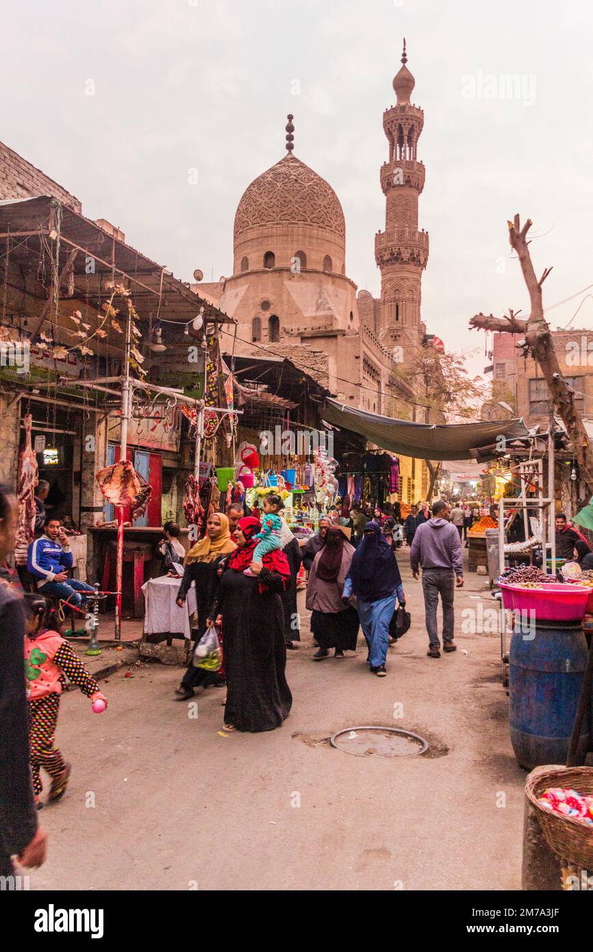 CAIRO, EGITTO - 29 GENNAIO 2019: Vista serale di Maghribin Street e Ghanim al-Bahlawan moschea al Cairo, Egitto Foto Stock