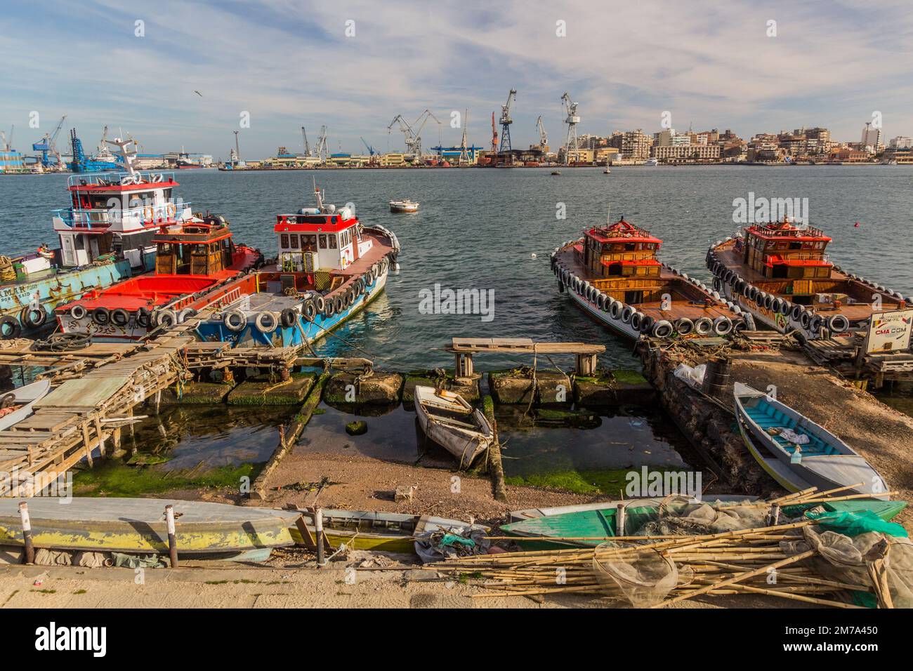 PORT SAID, EGITTO - 3 FEBBRAIO 2019: Barche nel canale di Suez a Port Said, Egitto Foto Stock