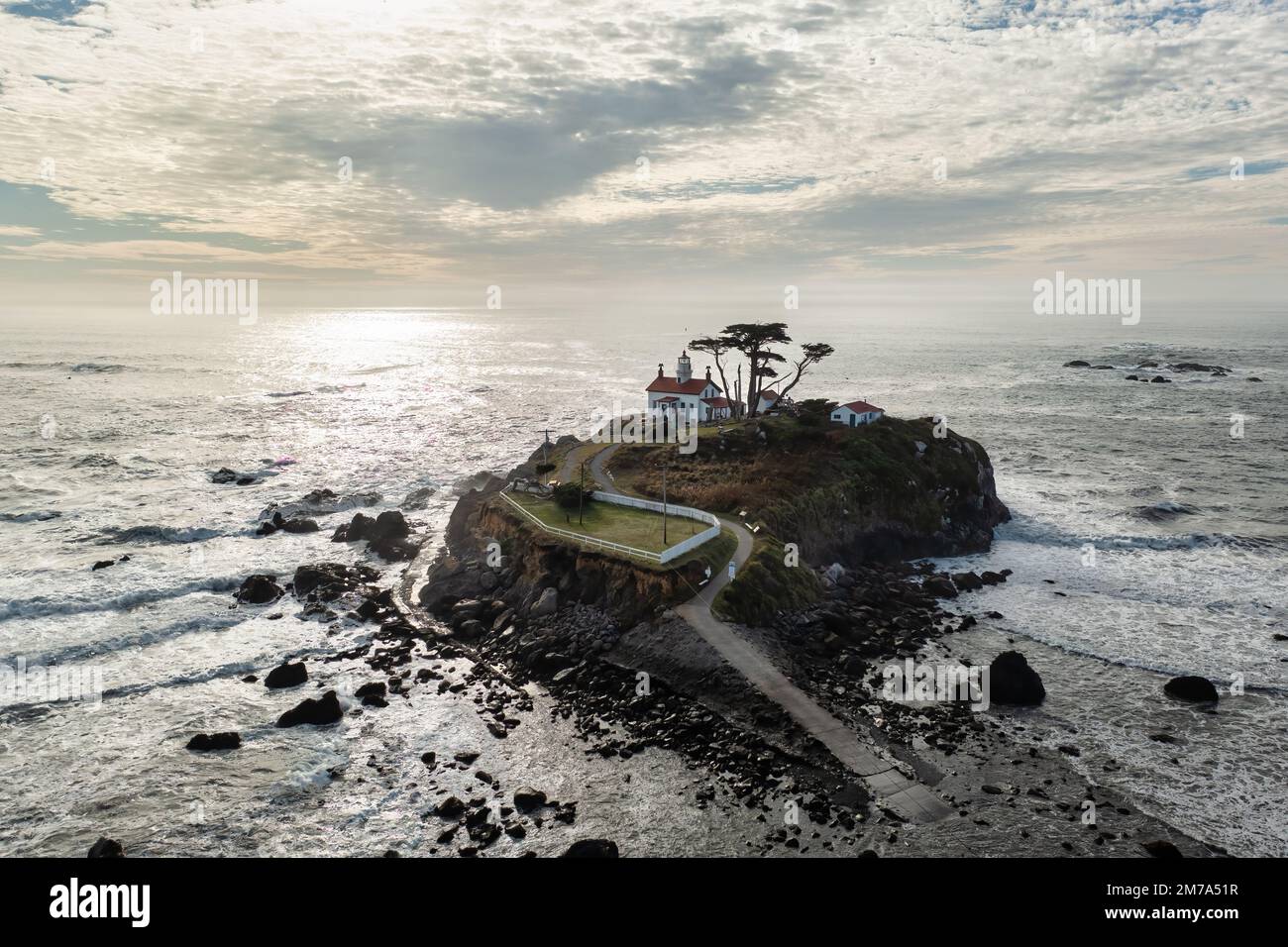 Vista mozzafiato delle onde che si infrangono contro le rocce al faro di Battery Point Foto Stock