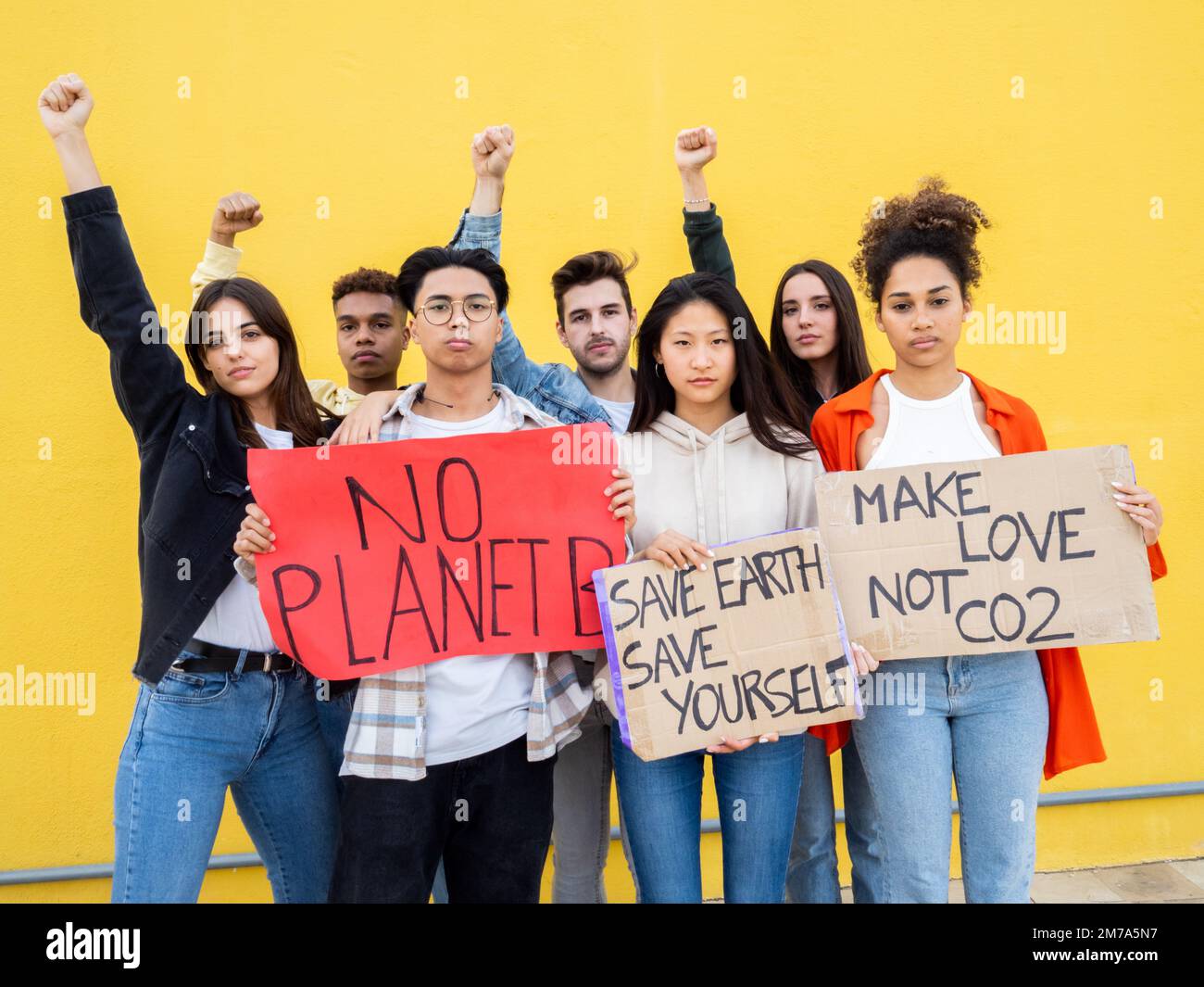 Gruppo di giovani adolescenti diversi che protestano contro il cambiamento climatico Foto Stock