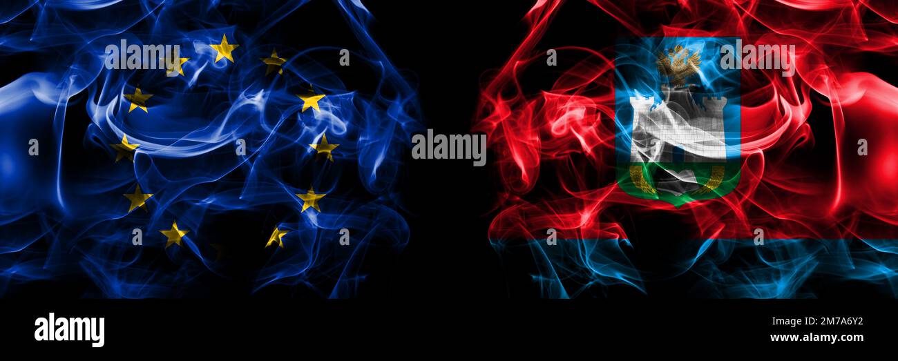 Bandiere dell'UE, dell'Unione europea contro Russia, russo, Oblast di Oryol. Bandiera fumogena affiancata su sfondo nero. Foto Stock
