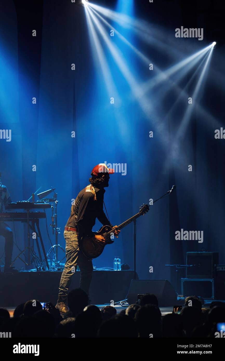 BARCELLONA - DEC 23: Paco Lopez della band Morgan suona dal vivo sul palco di Razzmatazz il 23 dicembre 2022 a Barcellona, Spagna. Foto Stock