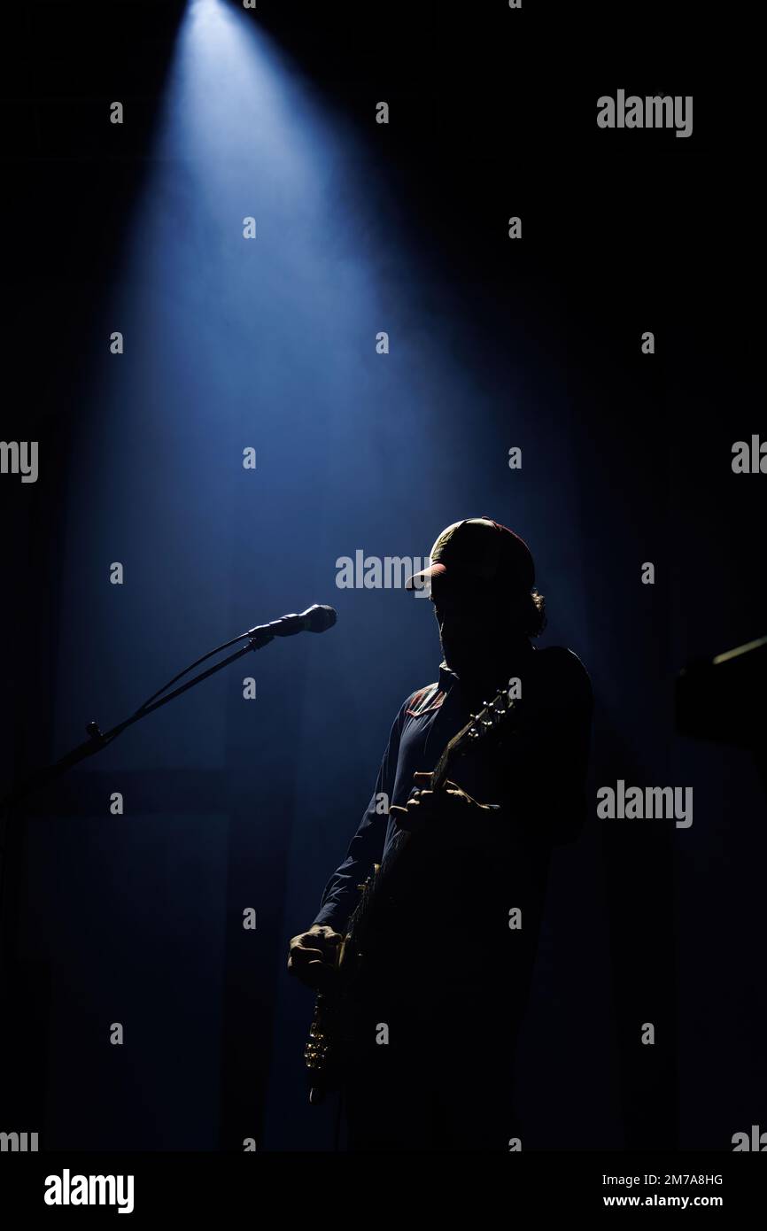 BARCELLONA - DEC 23: Paco Lopez della band Morgan suona dal vivo sul palco di Razzmatazz il 23 dicembre 2022 a Barcellona, Spagna. Foto Stock