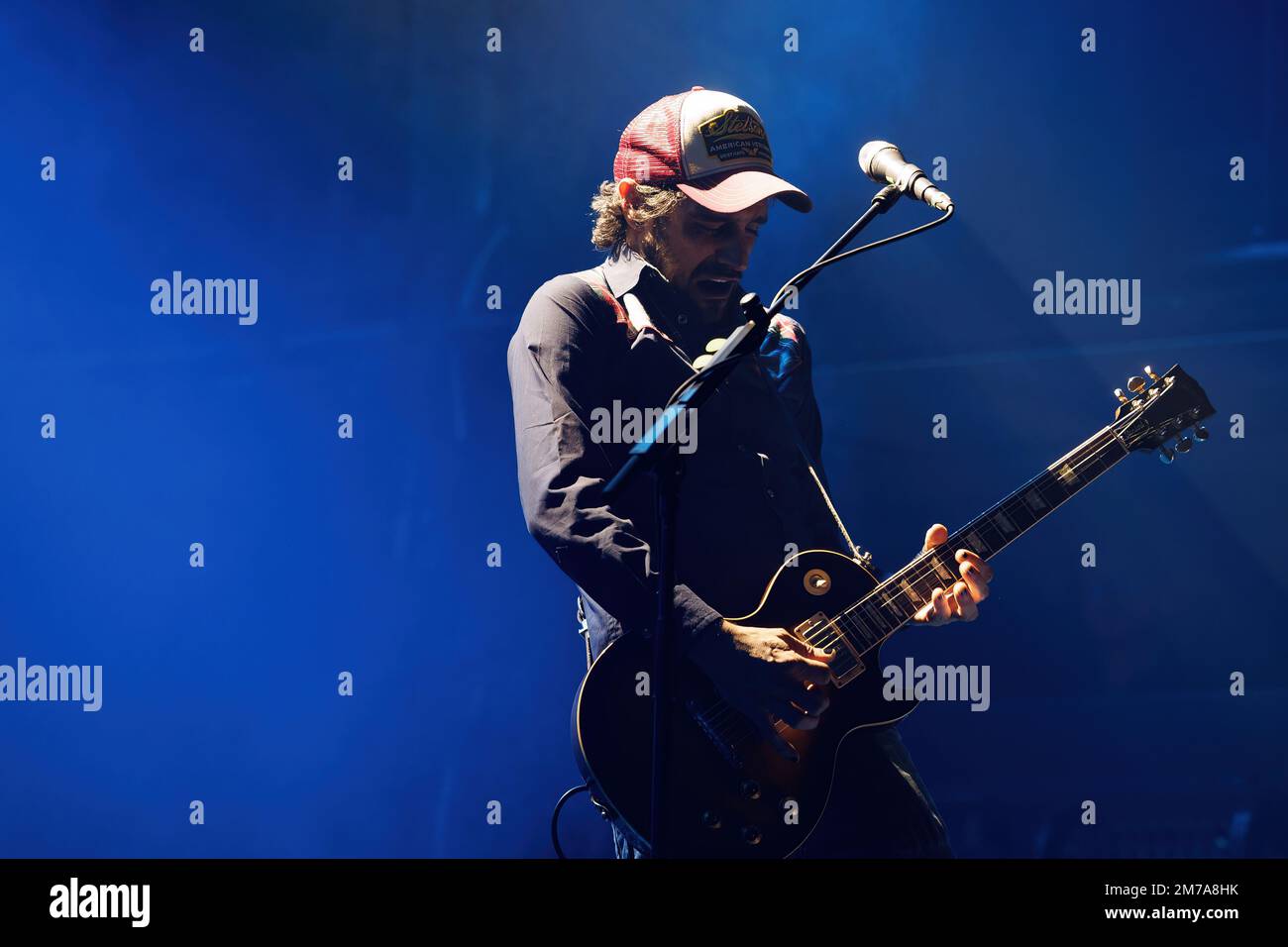 BARCELLONA - DEC 23: Paco Lopez della band Morgan suona dal vivo sul palco di Razzmatazz il 23 dicembre 2022 a Barcellona, Spagna. Foto Stock
