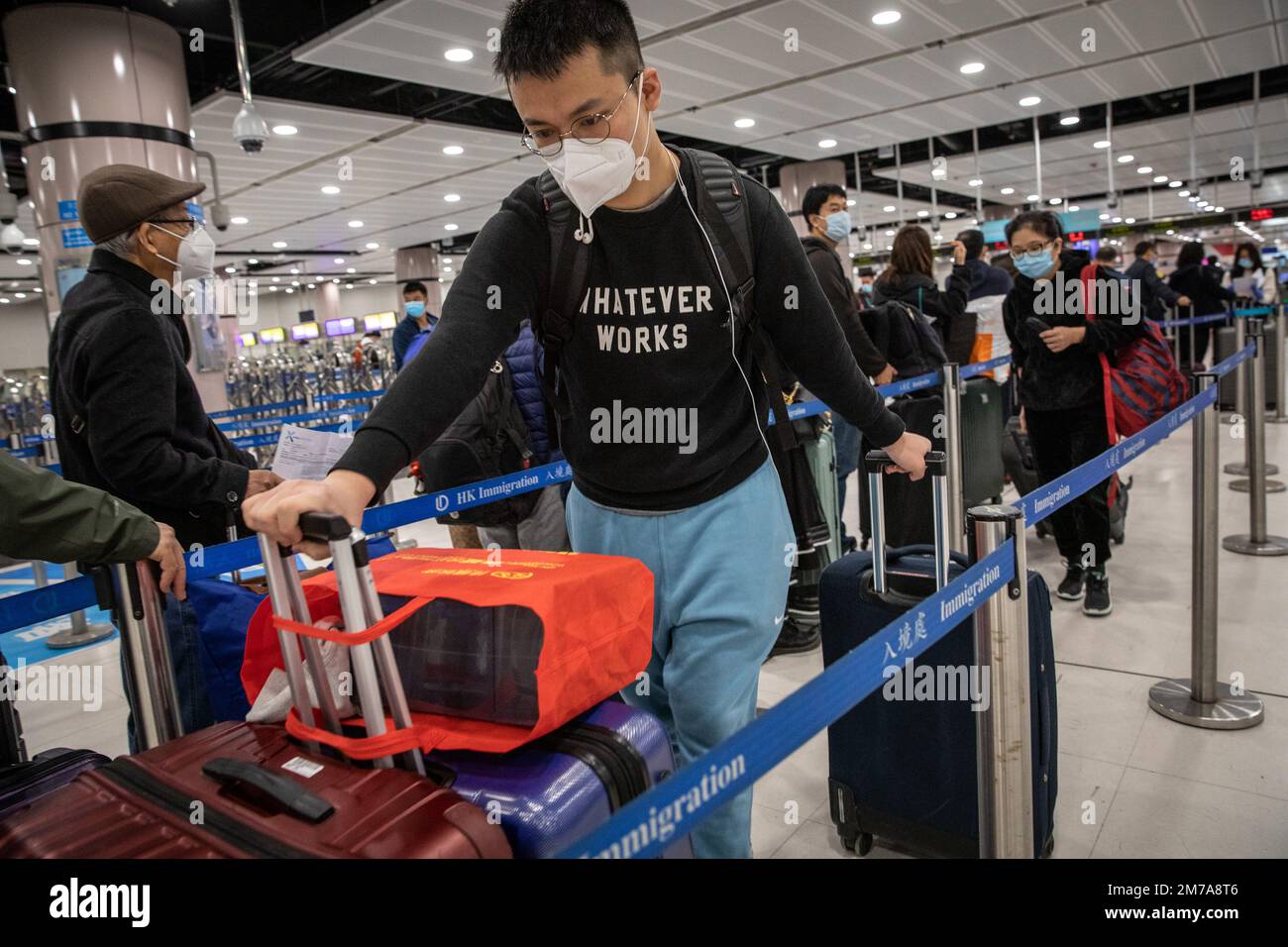 Hong Kong, Hong Kong. 08th Jan, 2023. La gente ha visto fare la coda al controllo di frontiera mentre partiva per Shenzhen, Cina a Lok ma Chau. Il porto di Futian/il punto di controllo della linea di Lok ma Chau Spur e la stazione di Lok ma Chau che collegano Shenzhen, Cina ha ripreso il suo servizio transfrontaliero e ha accolto la prima serie di passeggeri transfrontalieri per la prima volta in tre anni dopo la pandemia COVID-19 del 8 gennaio mattina, Nel quadro della ripresa dei controlli alle frontiere normalizzati tra Cina e Hong Kong. Credit: SOPA Images Limited/Alamy Live News Foto Stock