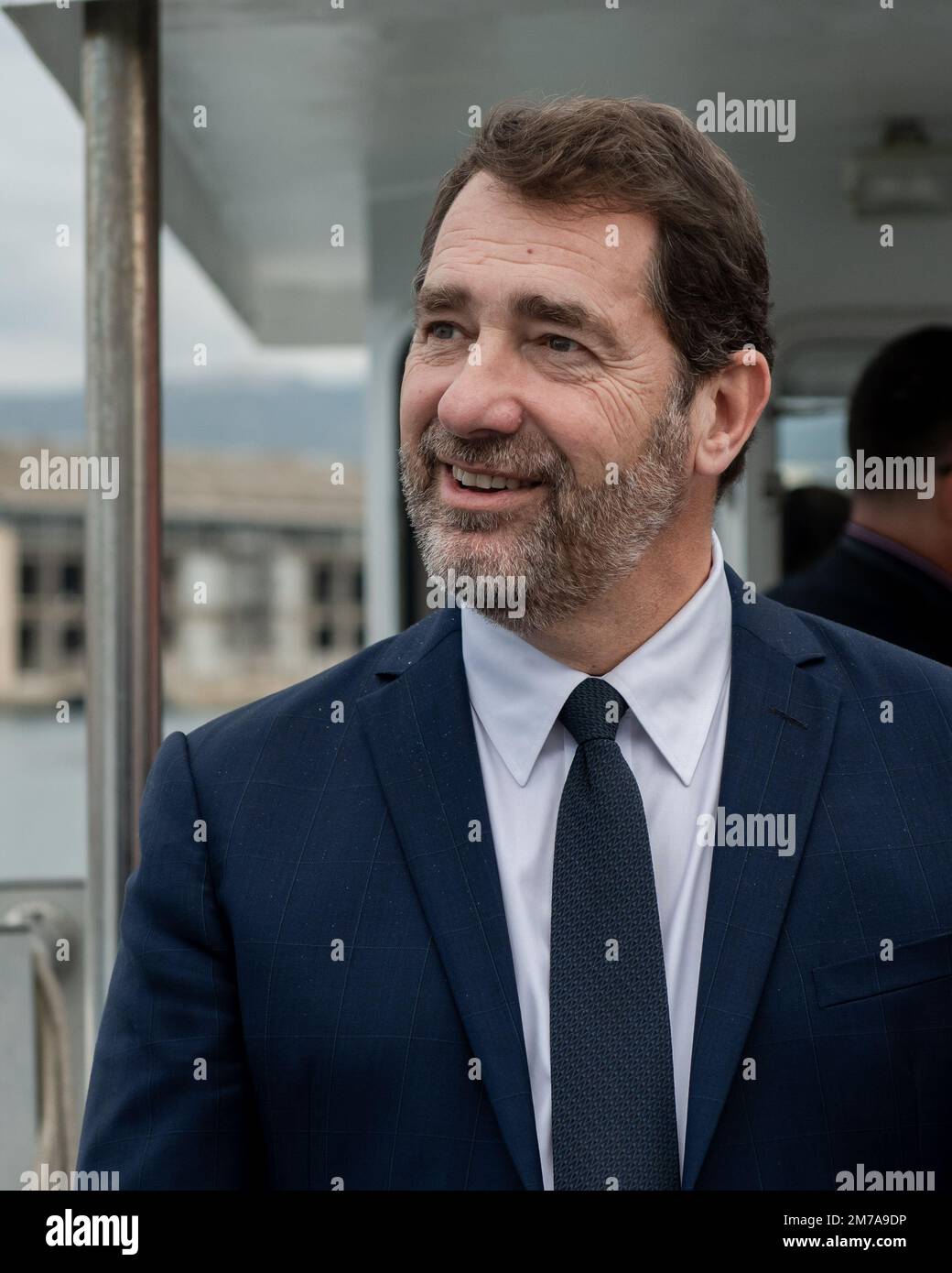 Christophe Castaner visto durante una visita in barca del porto commerciale di Marsiglia. Christophe Castaner, ex ministro dell'interno durante il primo mandato quinquennale di Emmanuel Macron, è stato eletto presidente del consiglio di vigilanza del Grand Port Maritime de Marseille (GPMM) nel novembre 2022. Gli obiettivi sono ridurre considerevolmente l'impatto delle attività marittime sulla qualità dell'aria e fare del complesso del porto di Marsiglia Fos il principale punto di ingresso mediterraneo verso il Nord Europa. Il presidente Emmanuel Macron ha dichiarato di voler integrare il trasporto di merci e l'energia, il turismo e. Foto Stock