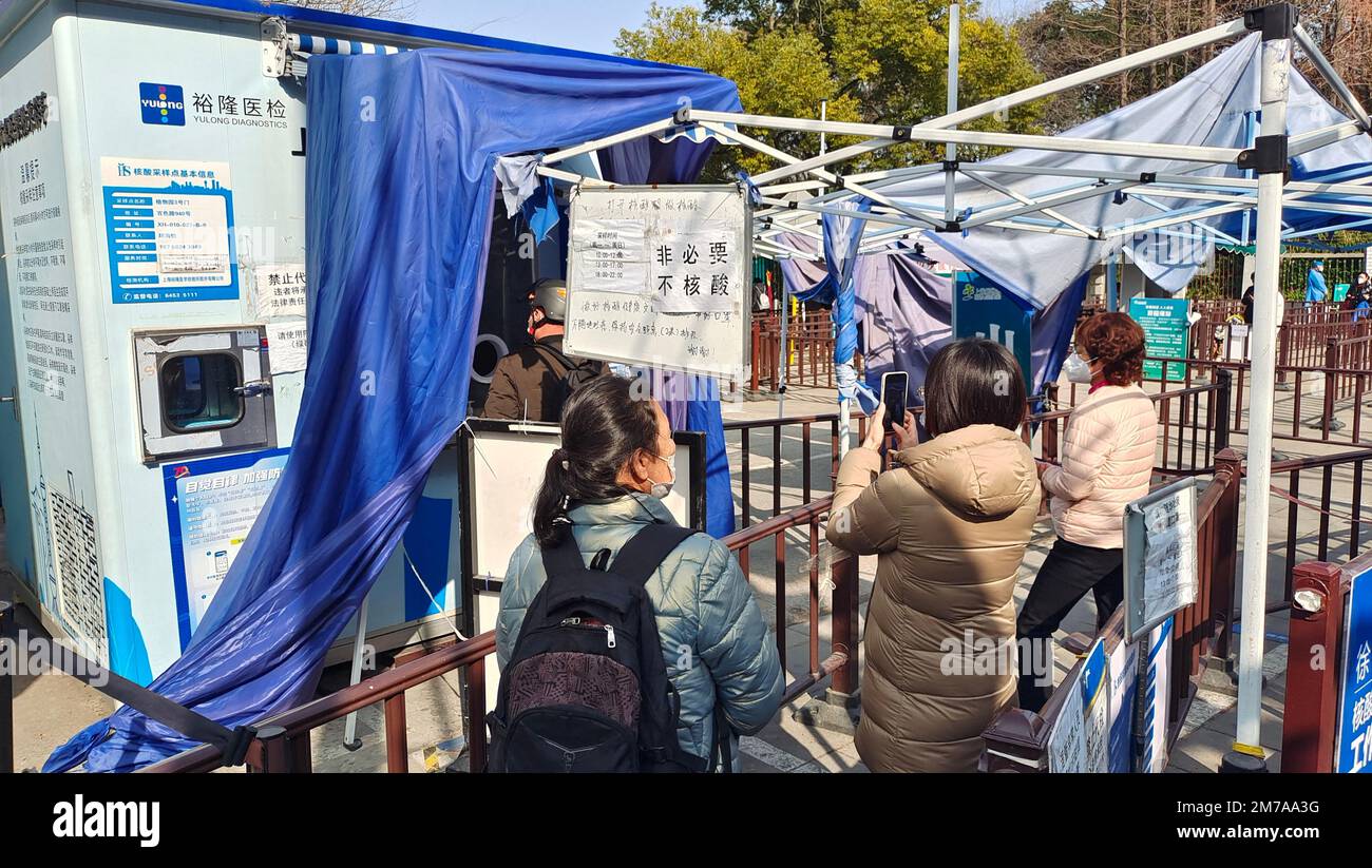 La gente prende i loro ultimi campioni liberi di test di acido nucleico ad un chiosco a Shanghai, Cina, 7 gennaio 2023. A partire da gennaio 8, in aggiunta al personale o Foto Stock
