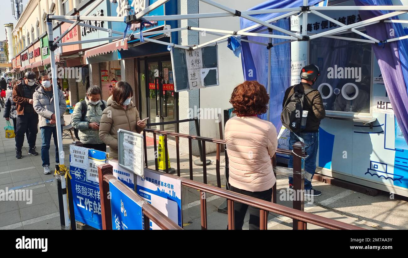 La gente prende i loro ultimi campioni liberi di test di acido nucleico ad un chiosco a Shanghai, Cina, 7 gennaio 2023. A partire da gennaio 8, in aggiunta al personale o Foto Stock