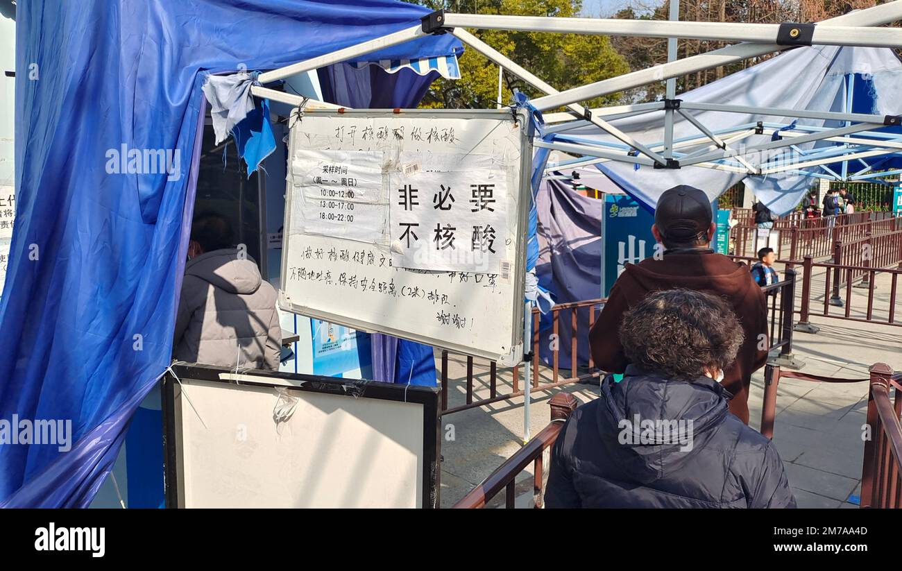 La gente prende i loro ultimi campioni liberi di test di acido nucleico ad un chiosco a Shanghai, Cina, 7 gennaio 2023. A partire da gennaio 8, in aggiunta al personale o Foto Stock