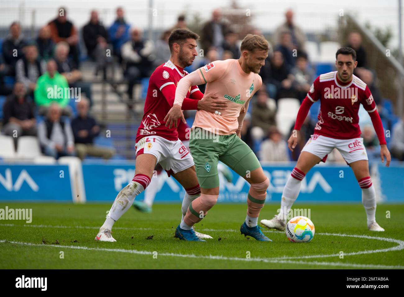 Piña Iñigo o Real Murcia, FUELLKRUG NICLAS di Werder Bremen battaglia per la palla, Real Murcia e SV Werder Bremen, amichevole partita al Pinatar Ar Foto Stock