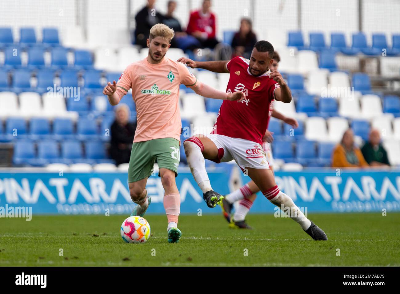 SCHMID ROMANO di Werder Bremen, GANET PABLO di Real Murcia combattono per la palla durante la partita amichevole tra, Real Murcia e SV Werder Bremen, f Foto Stock