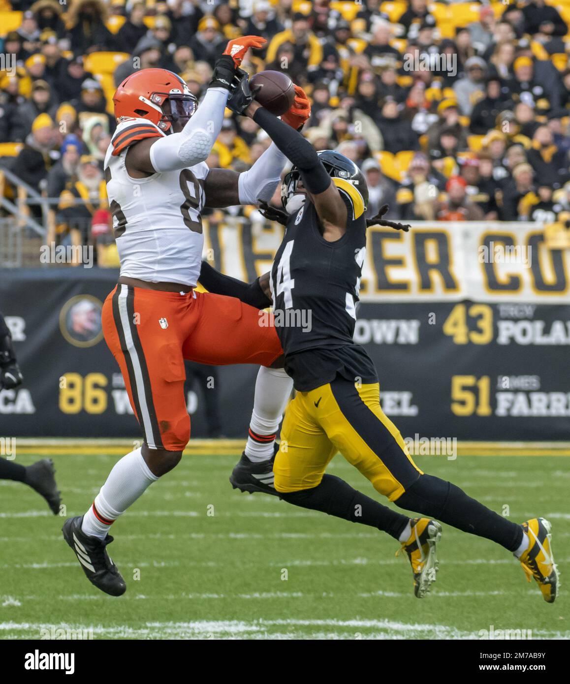 Pittsburgh, Stati Uniti. 08th Jan, 2023. Cleveland Browns Tight End David Njoku (85) fa una presa per 18 yards con Pittsburgh Steelers sicurezza Terrell Edmunds (34) in copertura durante il quarto trimestre della vittoria di Pittsburgh Steelers 28-14 allo stadio di Acrisure domenica 8 gennaio 2023 a Pittsburgh. Foto di Archie Carpenter/UPI Credit: UPI/Alamy Live News Foto Stock