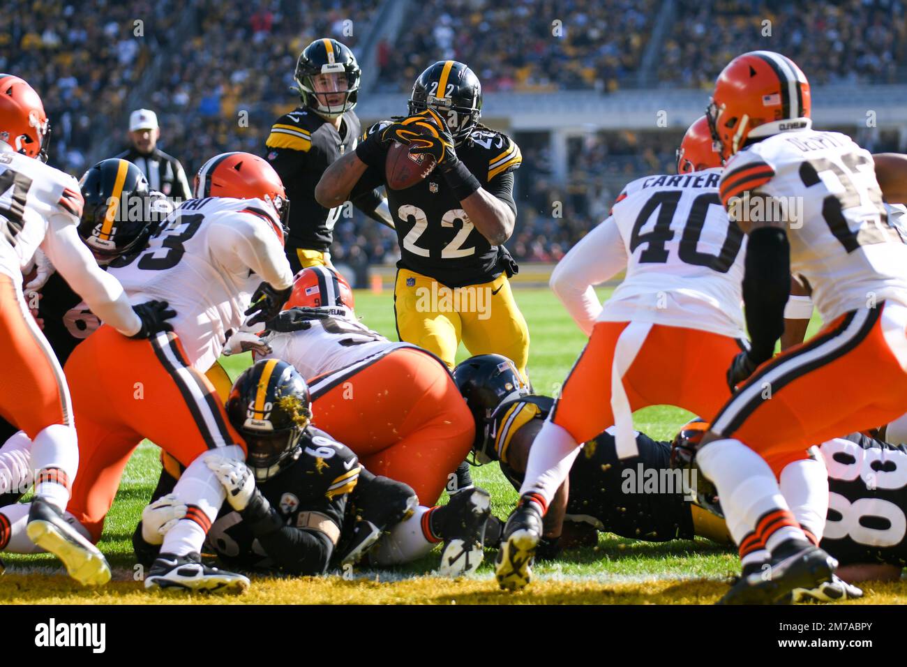 Pittsburgh, Pennsylvania, Stati Uniti. 8th Jan, 2023. 8th gennaio 2023 Pittsburgh Steelers Rrunning back Najee Harris (22) cercando di segnare un touchdown durante Pittsburgh Steelers vs Cleveland Browns a Pittsburgh, PA. Jake Mysliwczyk/BMR (Credit Image: © Jake Mysliwczyk/BMR via ZUMA Press Wire) Credit: ZUMA Press, Inc./Alamy Live News Foto Stock