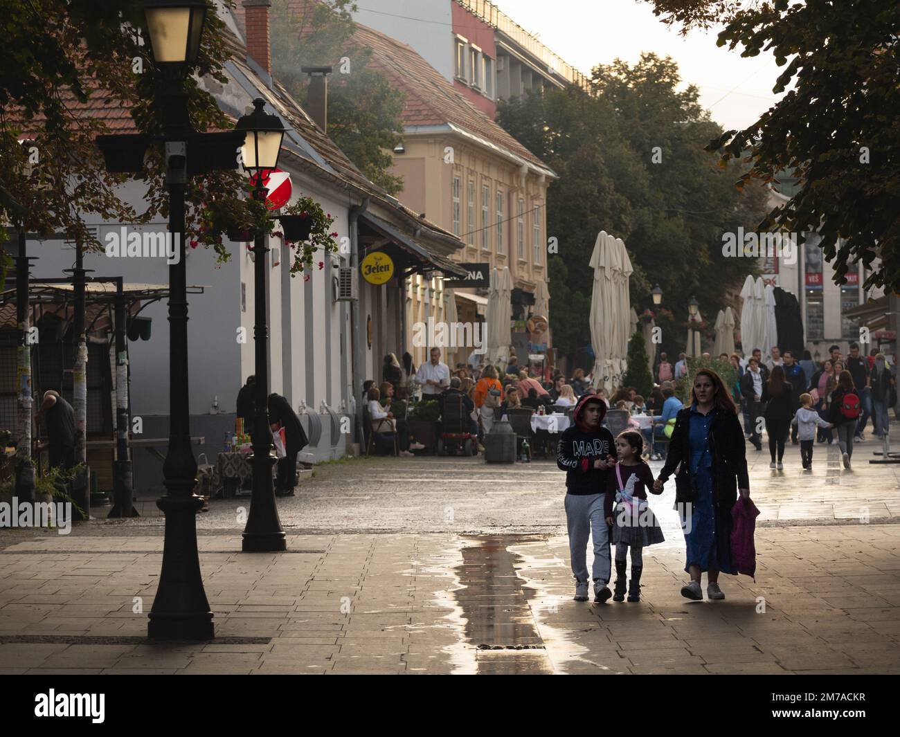 Foto di una famiglia che cammina sulla Gospodska Ulica di Zemun, a Belgrado, in Serbia. Zemun è un comune di 1.439 abitanti della città di Belgrado. Zemun era una separa Foto Stock