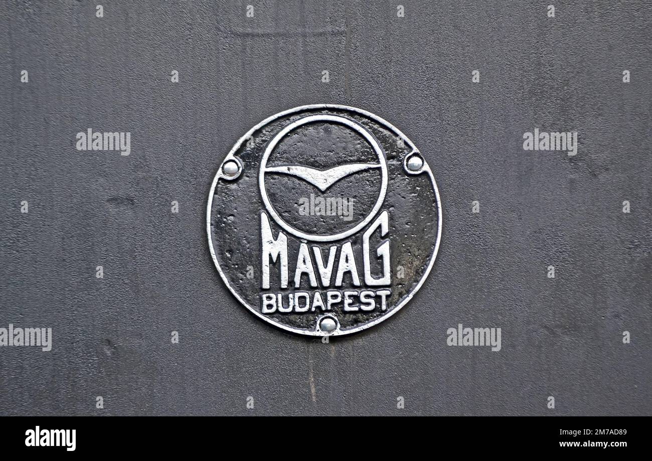 Il logo della locomotiva a vapore retrò MAVAG si trova sulla stazione ferroviaria centrale il 07 gennaio 2023 a Kiev, Ucraina. MAVAG è stata una delle più grandi società Hu Foto Stock