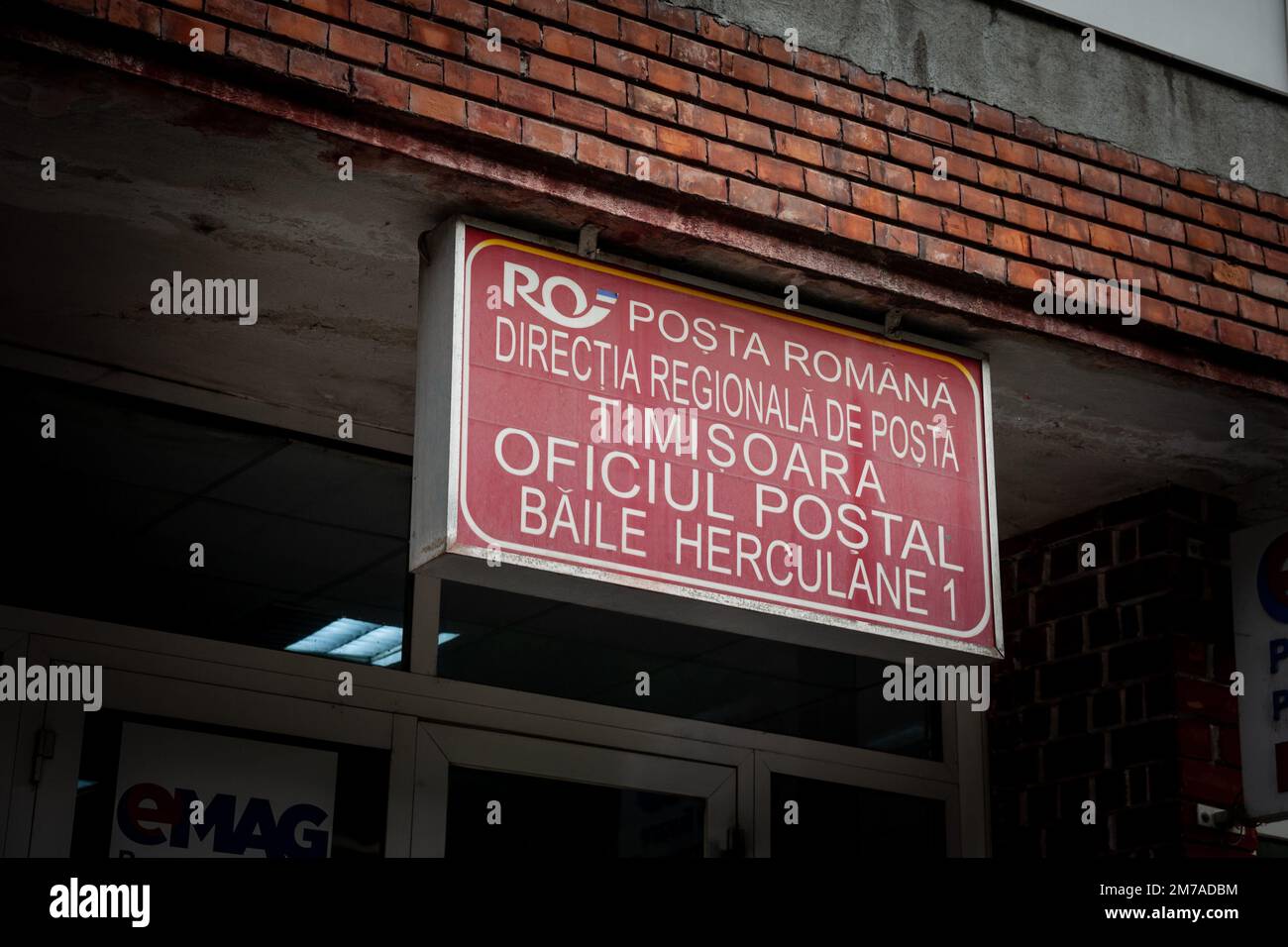 Immagine di un cartello con il logo di posta Romana su una delle loro sale di uffici postali a Baile Herculane, Romania. CN Poșta Română SA è l'operaio nazionale Foto Stock