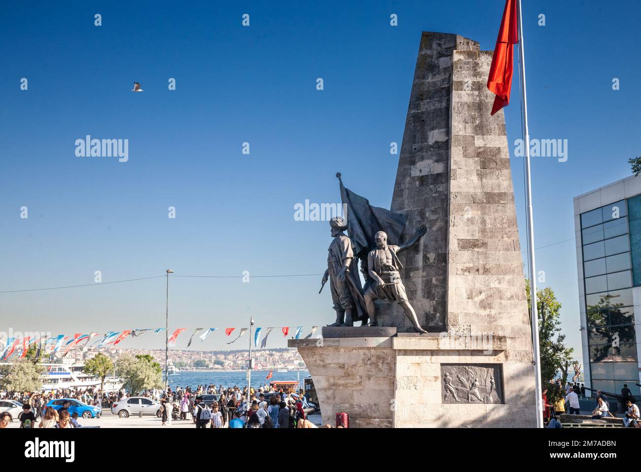 Foto del monumento dedicato a Barbaros Hayrddin Pasa Besiktas, Istanbul. Barbaros Monument è un monumento in bronzo fuso eretto a Barbaros Par Foto Stock