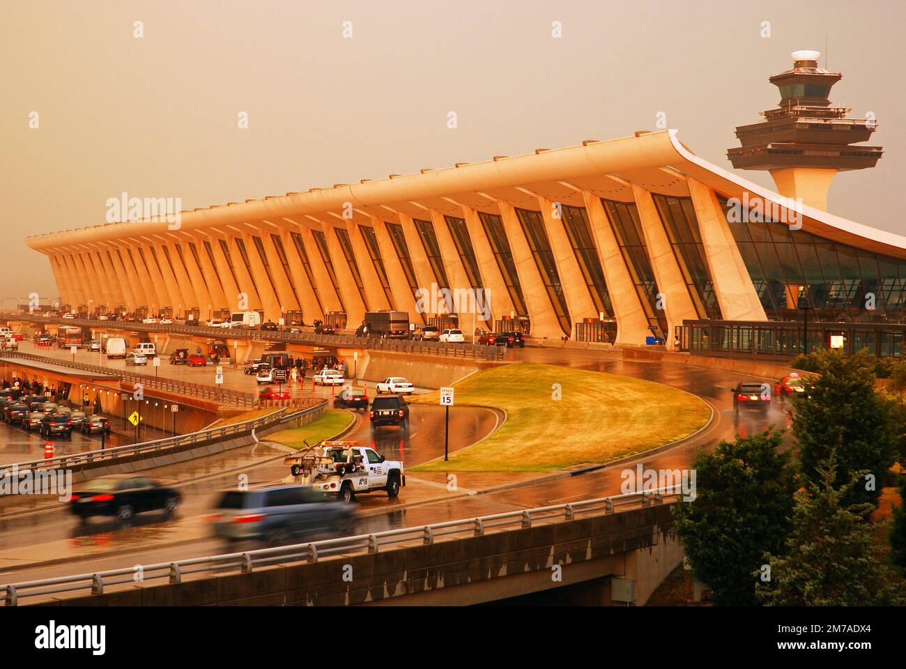 Il cielo inizia a sgombra presso il terminal principale dell'aeroporto internazionale di Dulles, vicino a Washington DC Foto Stock