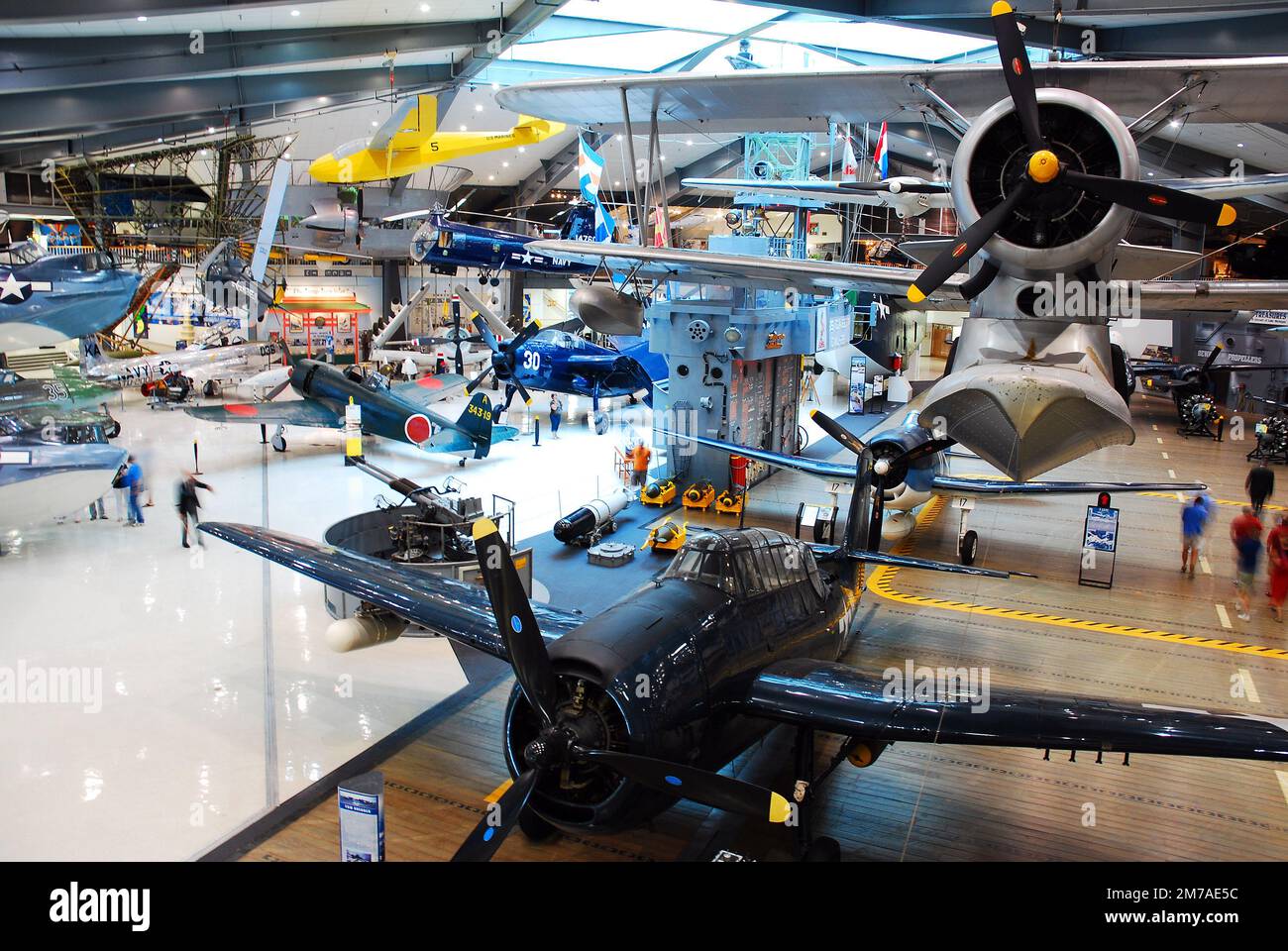 Gli aerei militari dell'epoca della seconda guerra mondiale sono esposti nel Museo Nazionale dell'Aviazione Navale di Pensacola, Florida Foto Stock