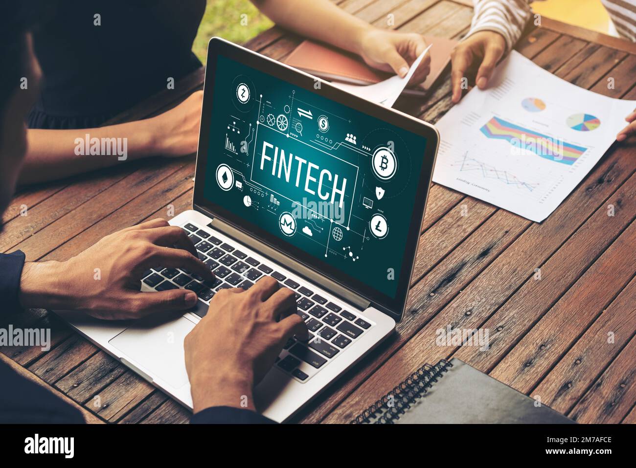 FinTech software di tecnologia finanziaria per il business modish per analizzare la strategia di marketing Foto Stock