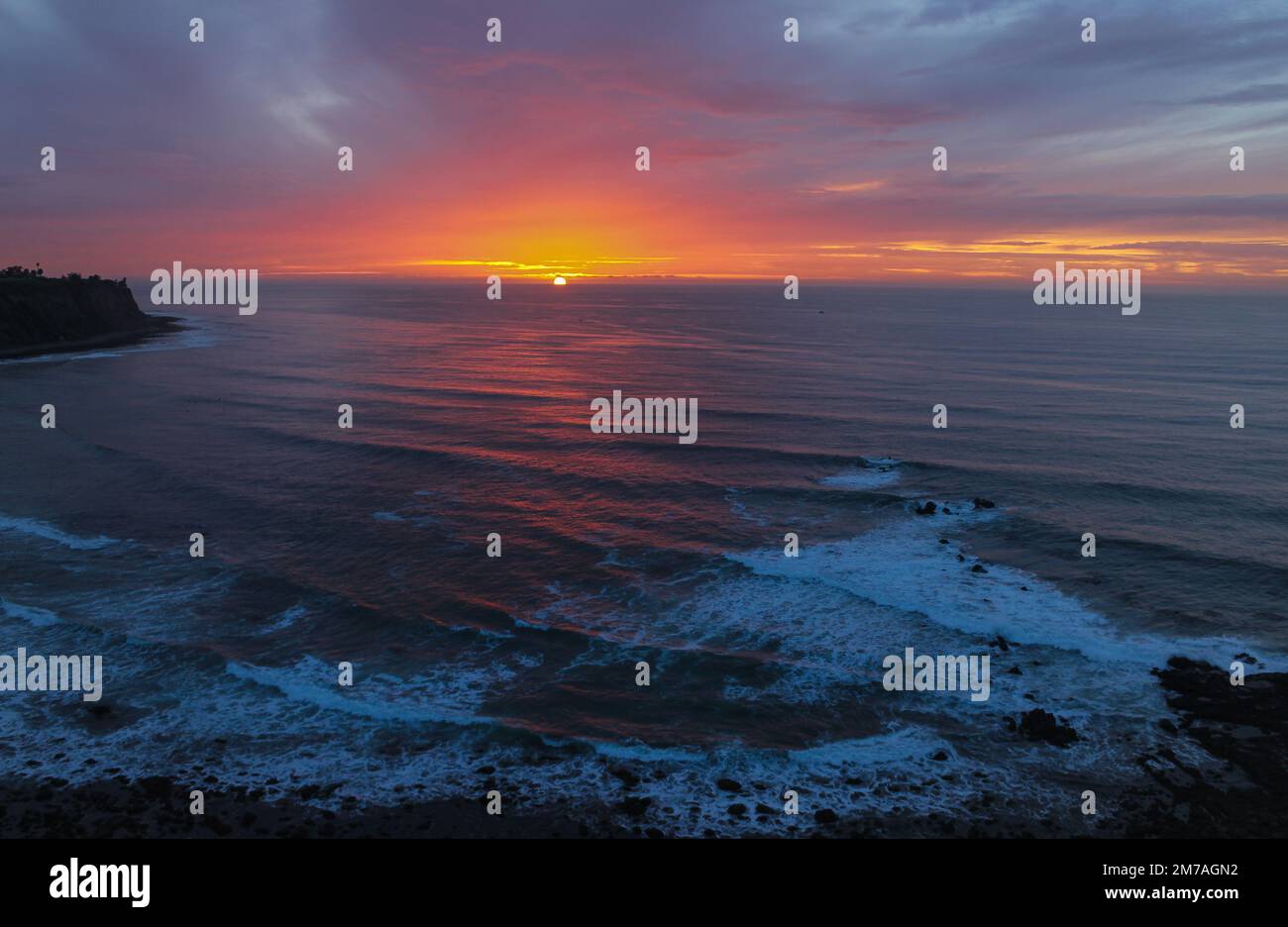 Perfetto tramonto in California sull'Oceano Pacifico, vista dalla Penisola di Palos Verdes, South Bay della Contea di Los Angeles. Foto Stock