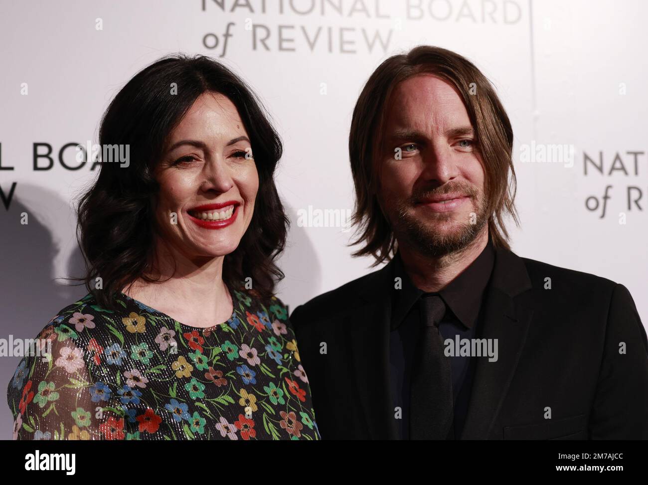 New York, Stati Uniti. 8th Jan, 2023. Emily Barclay e Ford, Kevin Ford arrivano sul tappeto rosso al National Board of Review 2023 Awards Gala a Cipriani 42nd Street domenica 08 gennaio 2023 a New York City. Foto di John Angelillo/UPI Credit: UPI/Alamy Live News Foto Stock