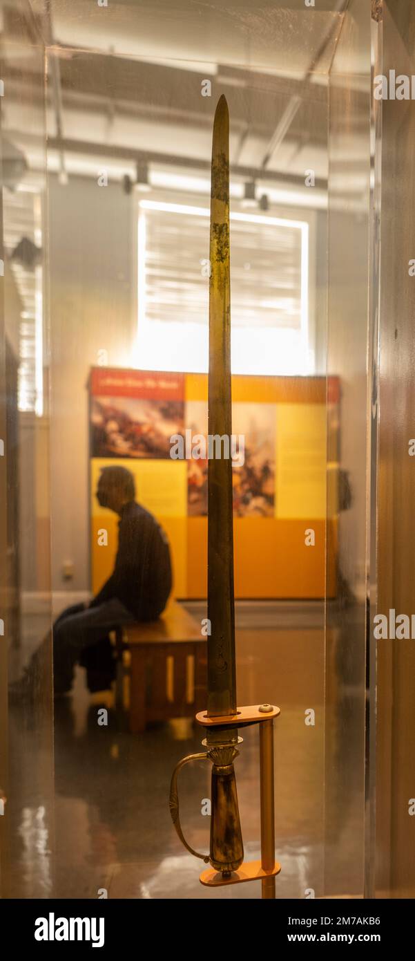 Uomo al museo di Bunker Hill con una spada in primo piano Foto Stock