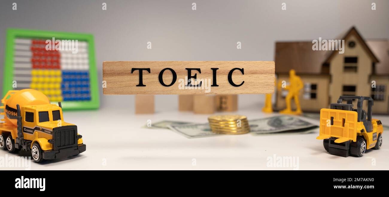 Testo TOEIC. E 'stato preso in studio scritto su una cornice di legno. sfondo bianco. Foto Stock