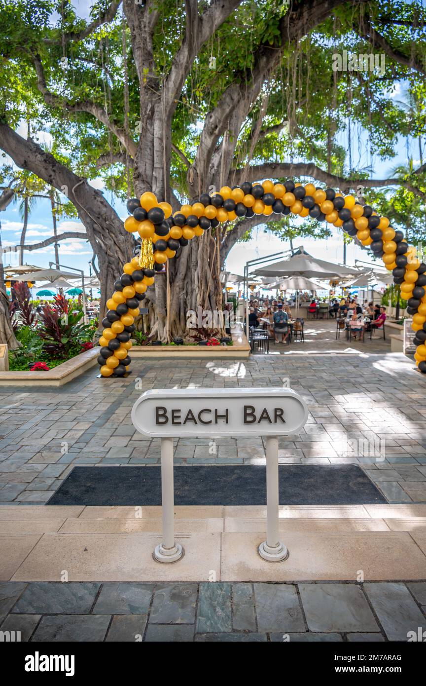 Honolulu, Hawaii - 31 dicembre 2022: Il bar sulla spiaggia presso il punto di riferimento Moana Surfrider decorato per le celebrazioni di Capodanno. Foto Stock