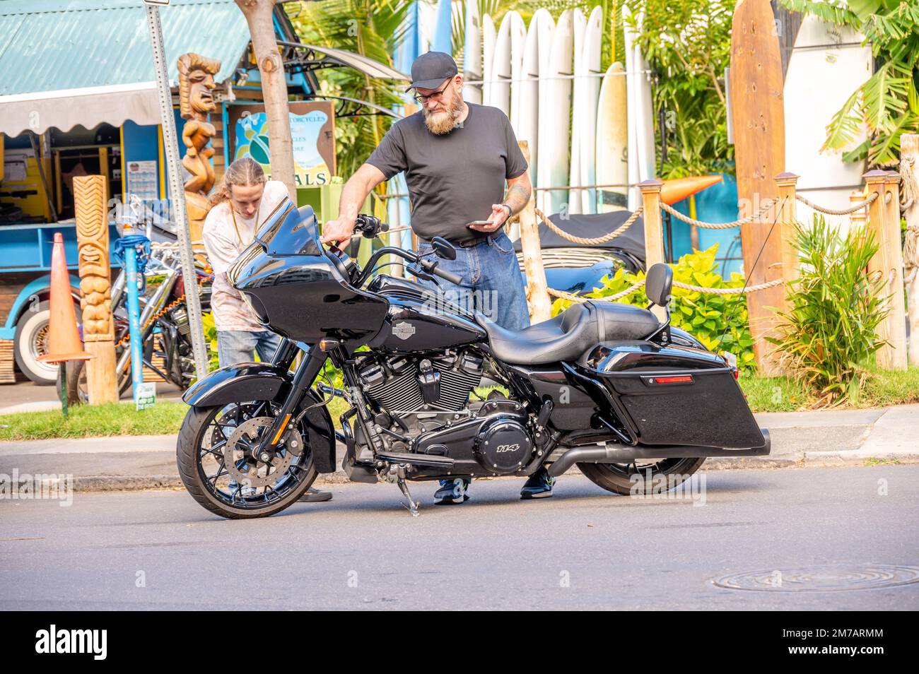 Honolulu, Hawaii - 1 gennaio 2023: Turista affittare una moto Harley Davison a Waikiki. Foto Stock