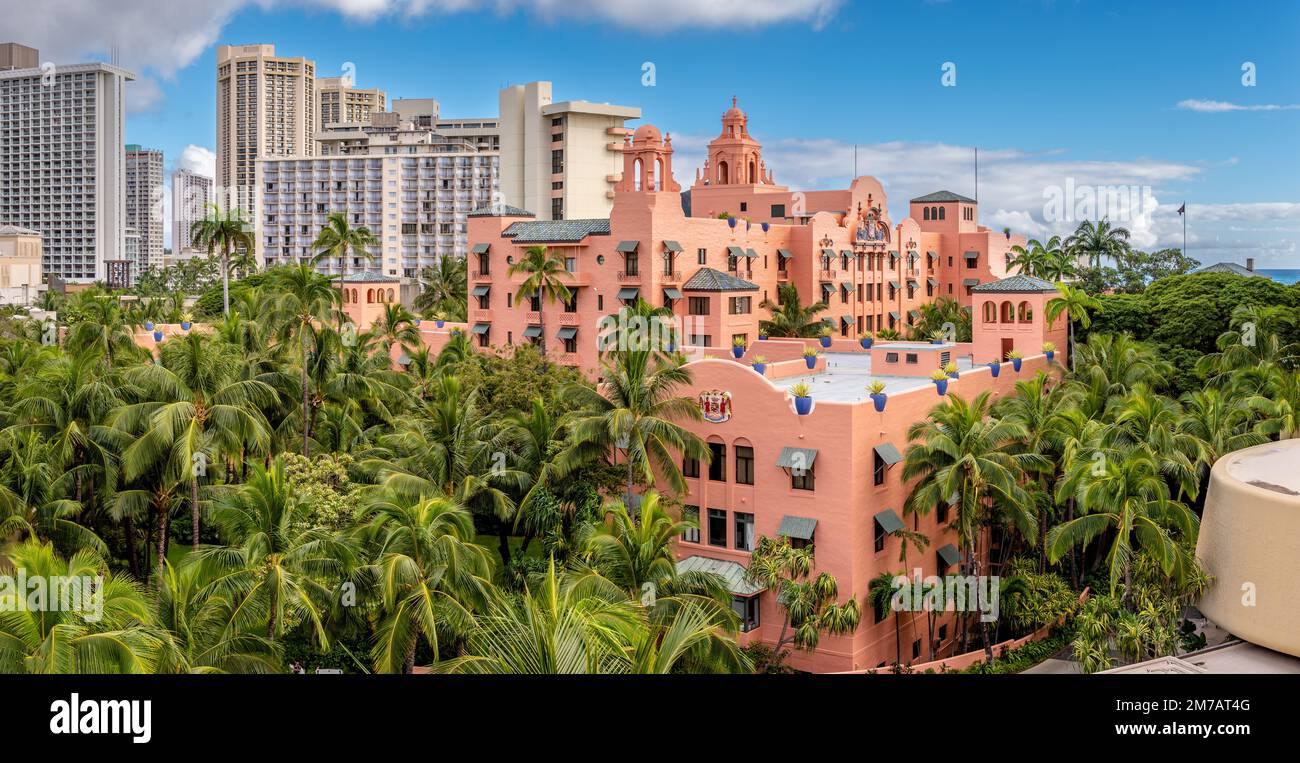 Honolulu, Hawaii - 1 Gennaio 2022: Vista del Royal Hawaiian Hotel a Waikiki. Foto Stock