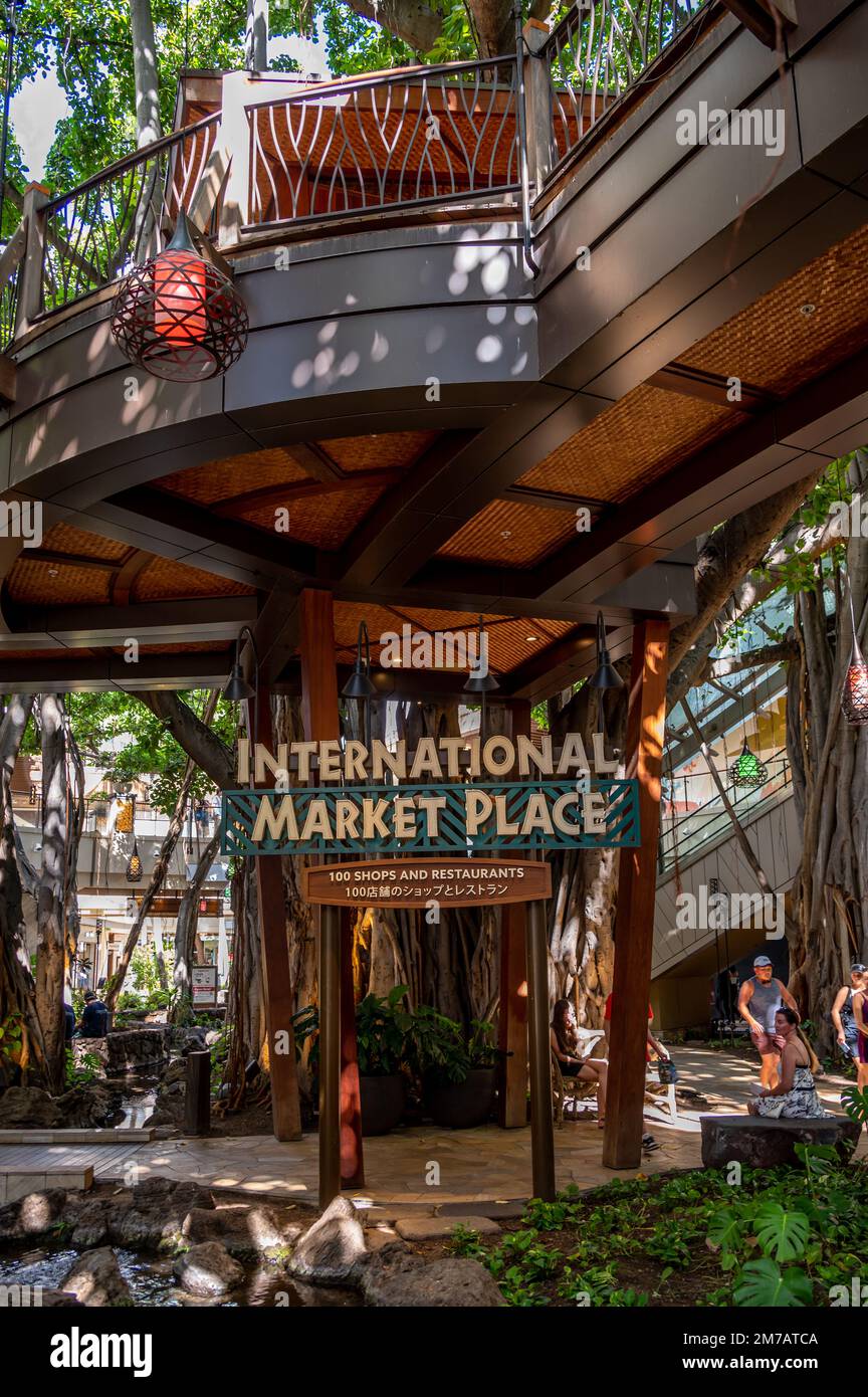 Honolulu, Hawaii - 2 gennaio 2023: Segnaletica all'interno dell'area commerciale International Market Place di Waikiki. Foto Stock