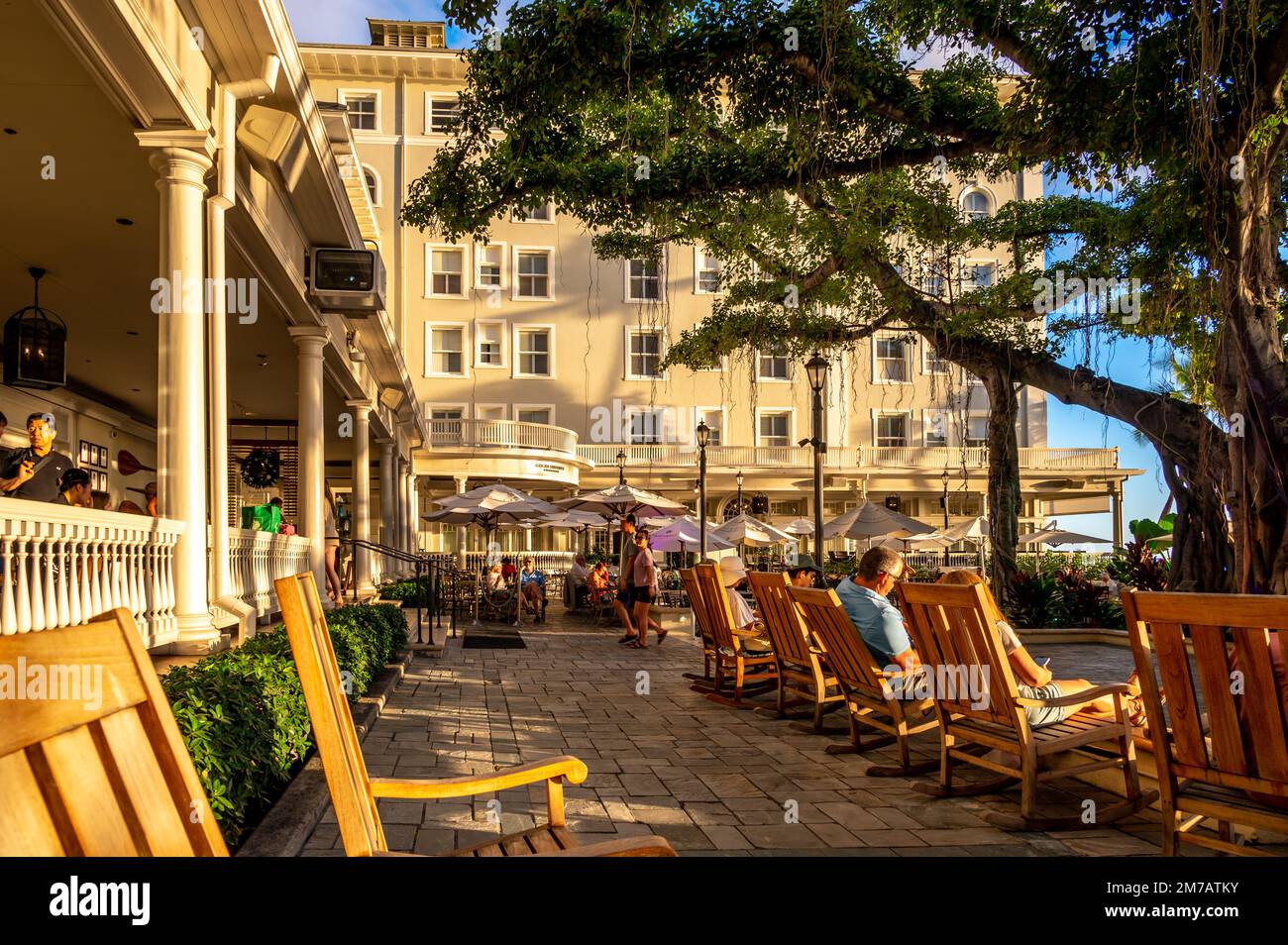 Honolulu, Hawaii - 2 gennaio 2023: Godetevi la tarda serata sul patio del famoso Moana Surfrider. Foto Stock