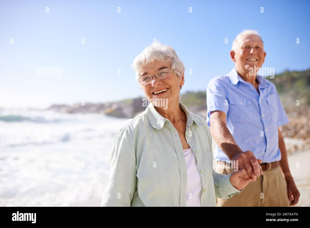 Hanno uno spirito avventuroso. una coppia anziana sulla spiaggia. Foto Stock