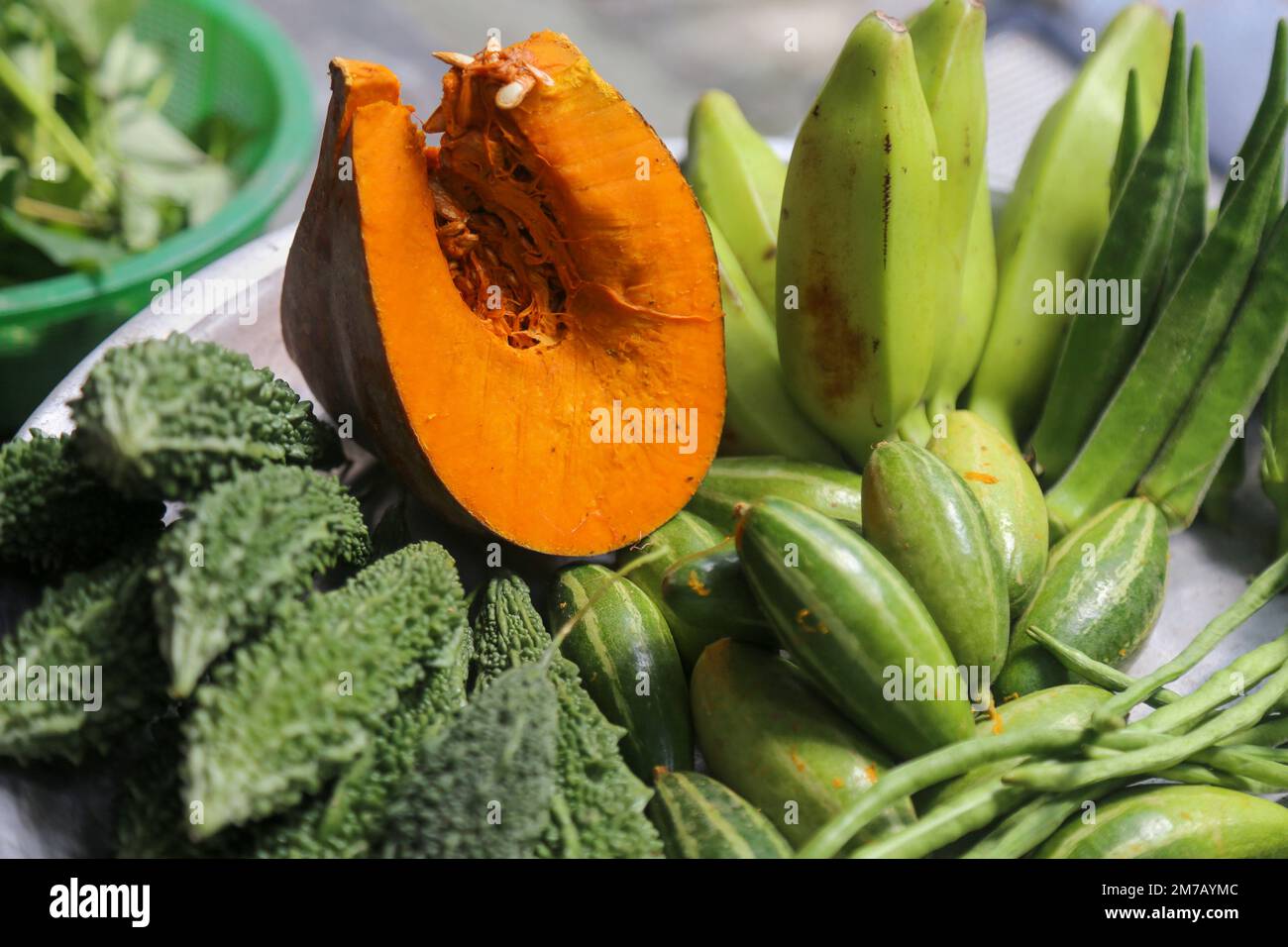 Una collezione di verdure colorate contenenti zucca, zucca, zucca, banana verde, e Ladyfinger è una buona fonte di nutrizione per i bambini. Foto Stock