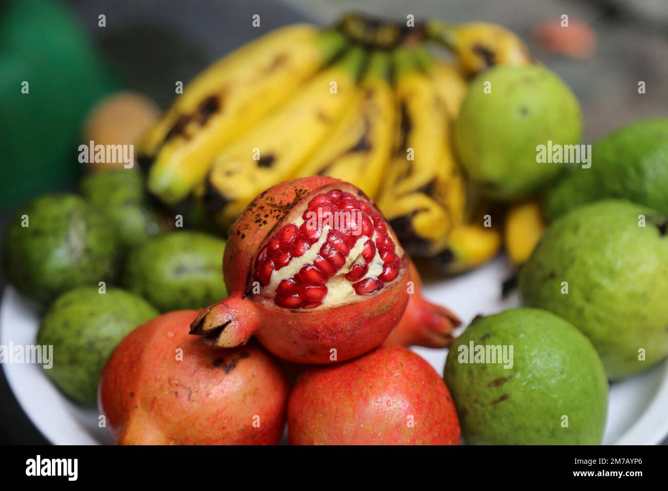 Una collezione di frutti del Bangladesh tra cui spulmi di Hog, guava, melograno e banana. Questi frutti sono la buona fonte di vitamine e minerali. Foto Stock