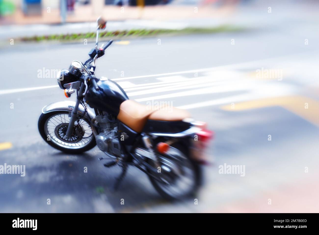 Pronti a partire. una moto parcheggiata sul lato di una strada. Foto Stock