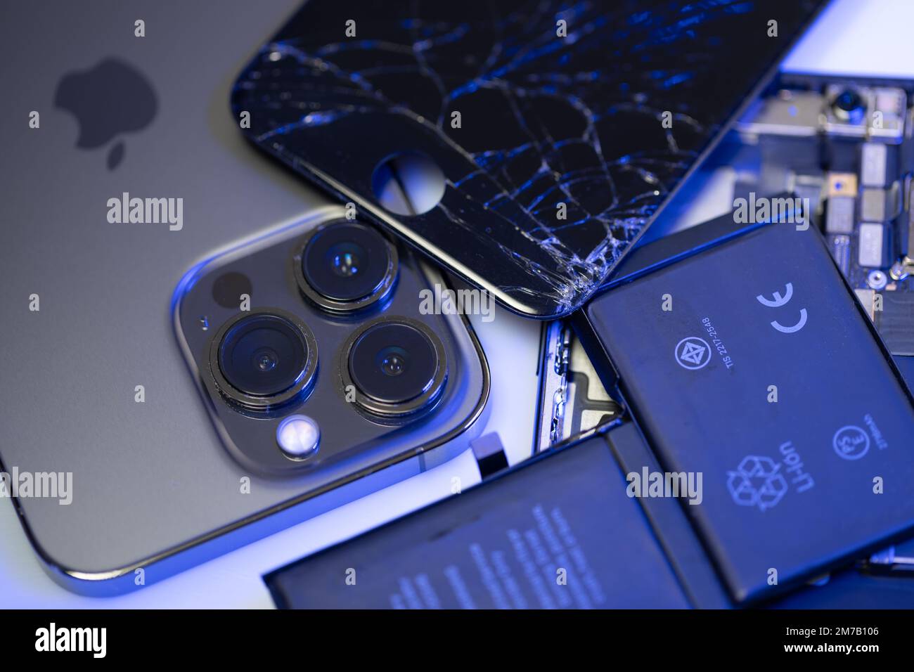 Alto Adige, Italia - 7 gennaio. 2023: Schermo dell'iPhone rotto sopra il nuovo modello di iPhone. Parti di ricambio per smartphone Foto Stock