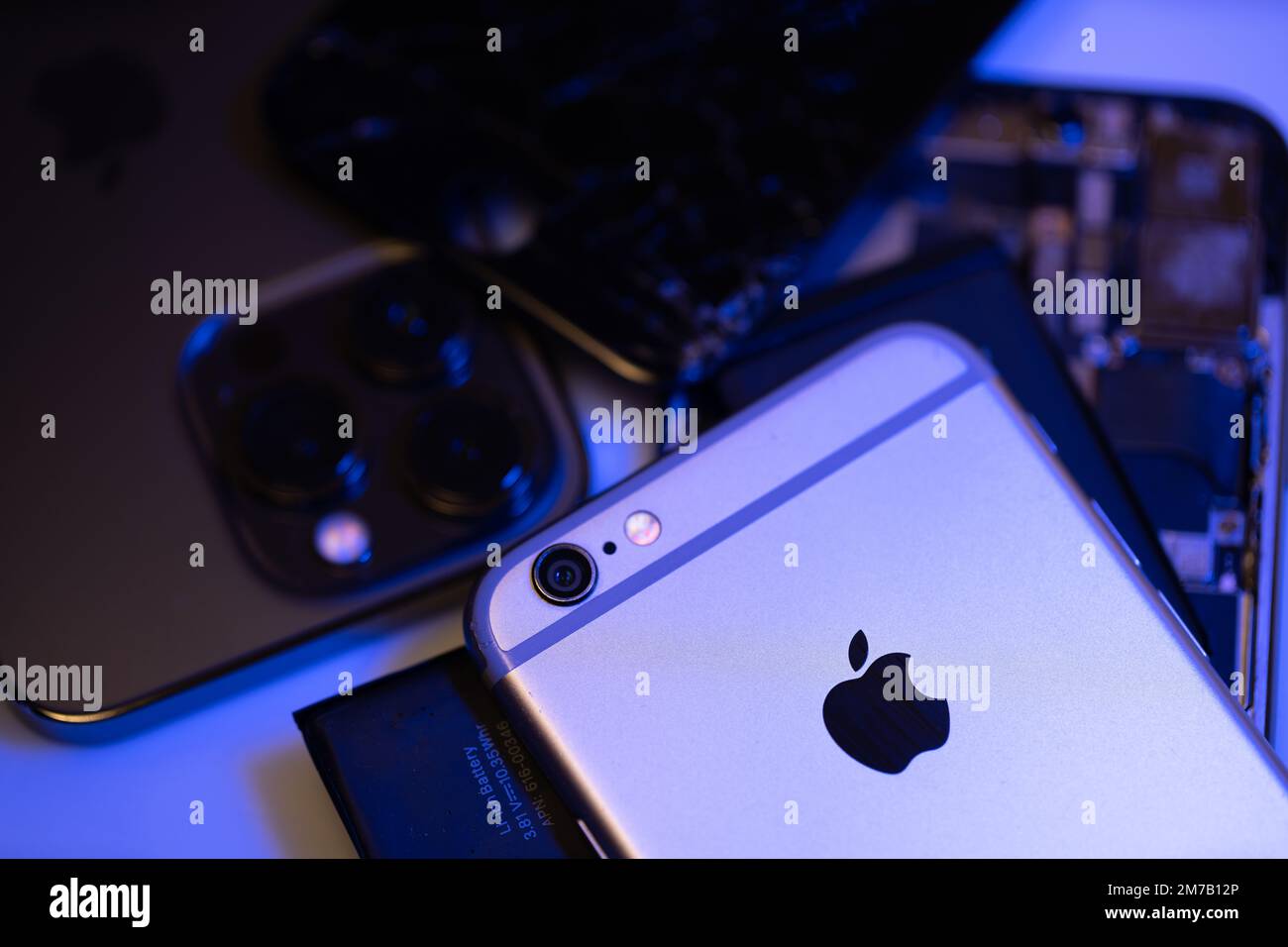 Alto Adige, Italia - 7 gennaio. 2023: Apple iPhone 6 e iPhone 13 Pro. Parti di ricambio per smartphone. Riparazione di iPhone e smartphone rotti Foto Stock