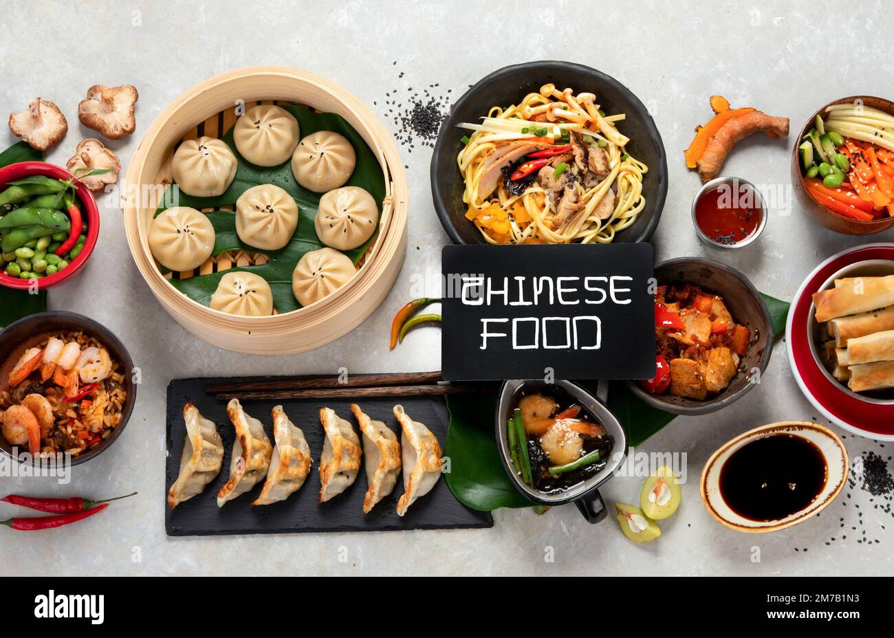 Piatti cinesi assortiti su sfondo scuro. Piatti di cucina cinese sul  tavolo. Cucina asiatica. Vista dall'alto Foto stock - Alamy