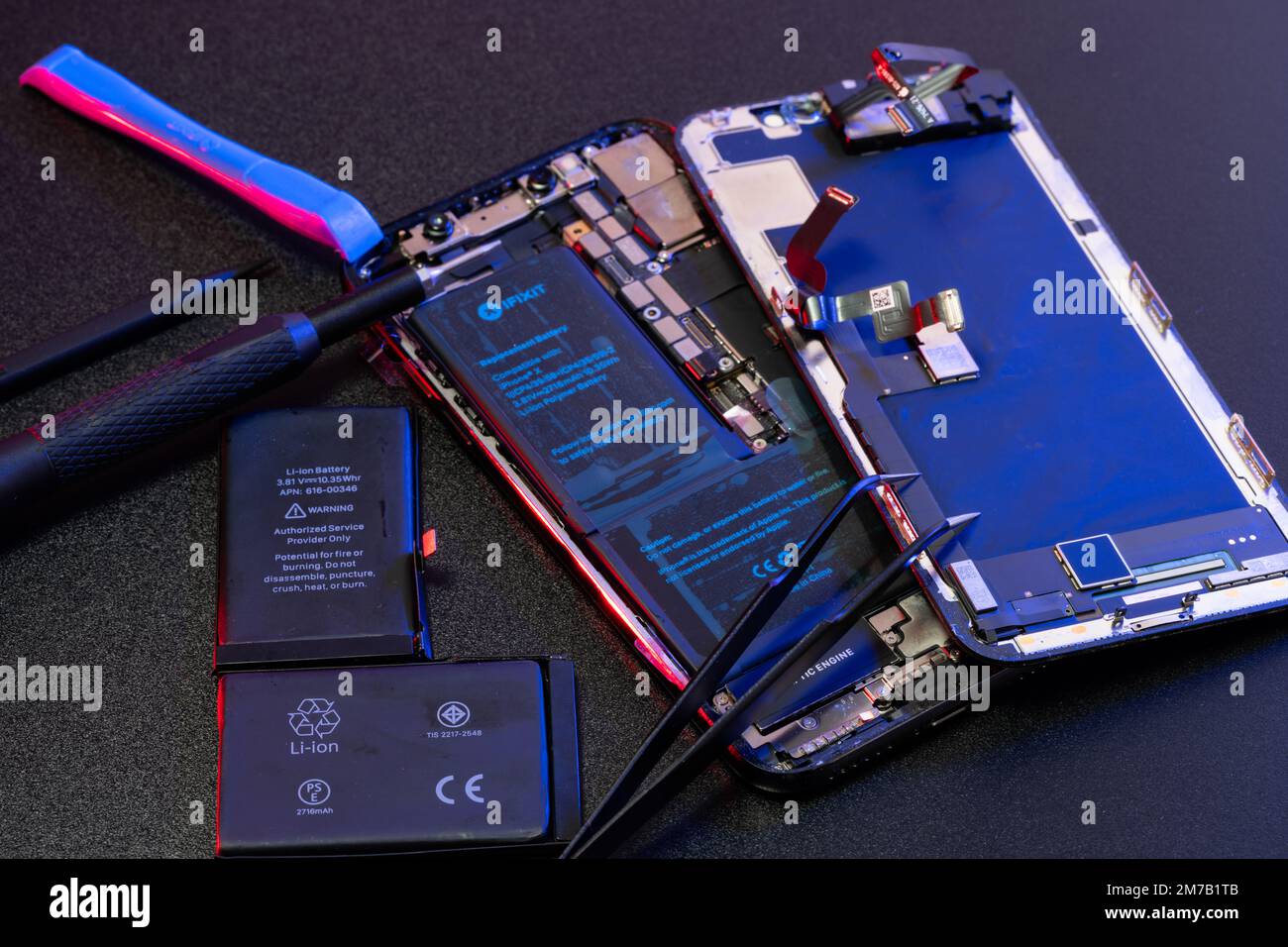 Alto Adige, Italia - 7 gennaio. 2023: Sostituzione e riparazione di Apple iPhone X, nuova batteria per il vecchio smartphone. Attrezzi e parti di ricambio per fissaggio Appl Foto Stock