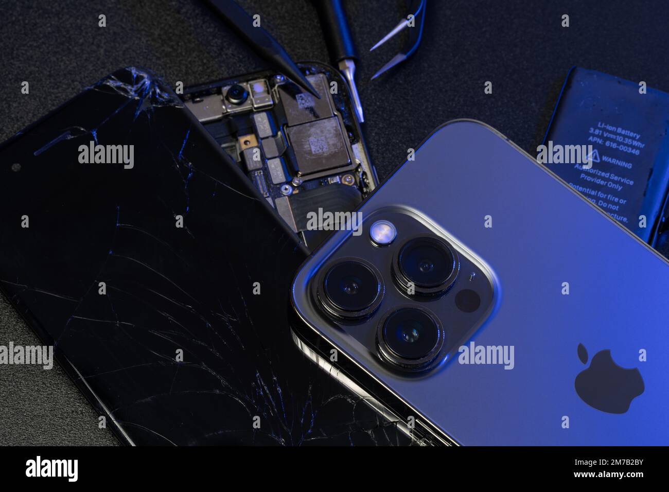Alto Adige, Italia - 7 gennaio. 2023: Apple iPhone 13 Pro in aggiunta al vecchio iPhone e agli strumenti di riparazione Foto Stock