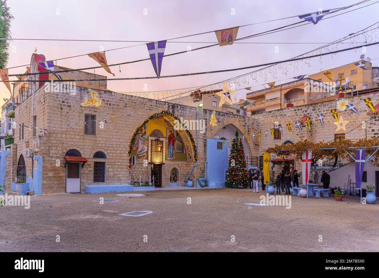 Nazareth, Israele - 06 gennaio 2023: Vista al tramonto del Metropolita greco-ortodosso di Nazareth, San George Church, con albero di Natale e visitatori, Foto Stock