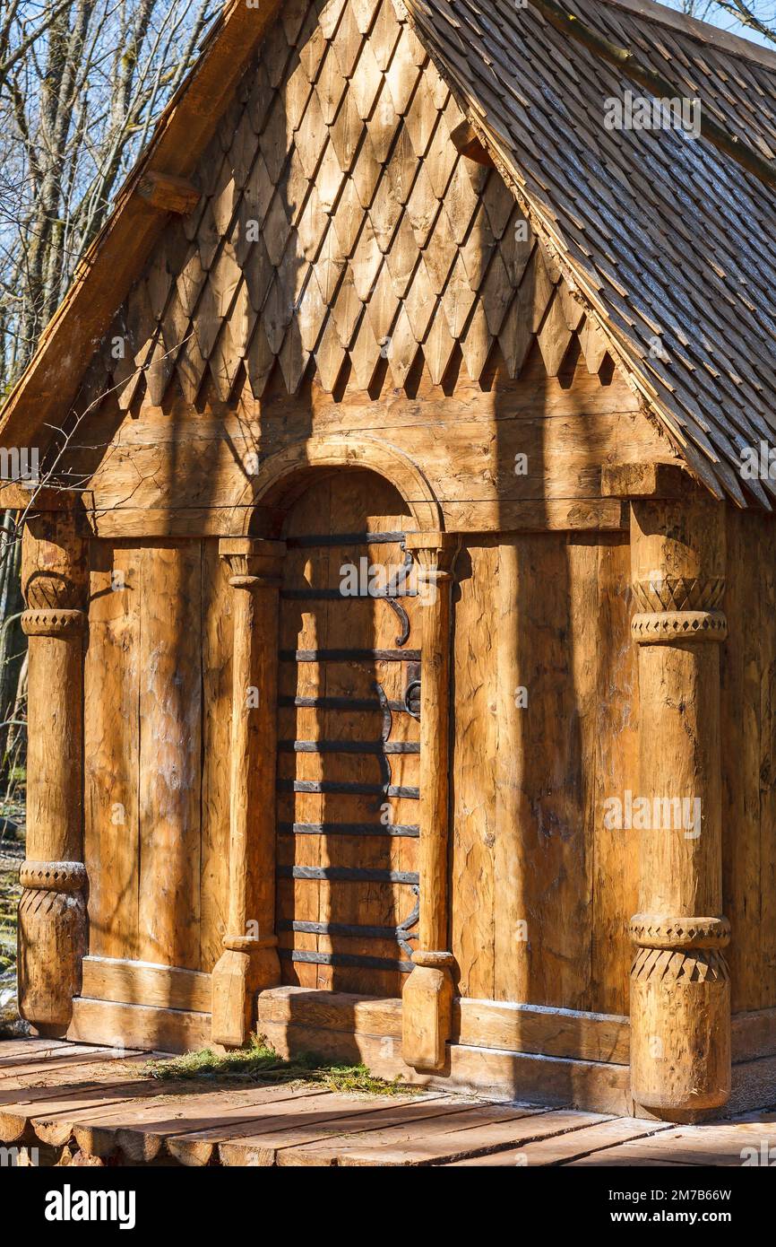 Capanna in legno ornata con motivi scolpiti e colonne Foto Stock