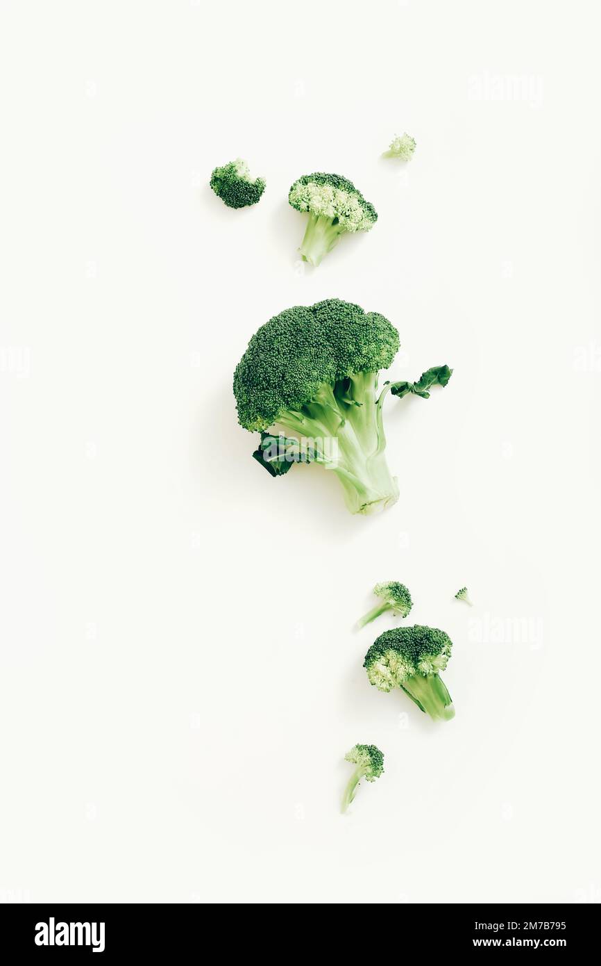 Broccoli freschi su sfondo bianco. Concetto di cibo. Giacitura piatta Foto Stock