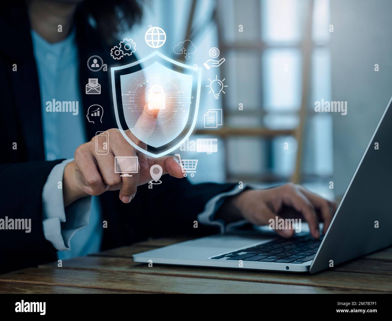 Tecnologia di sistema Cyber Secure, sicurezza della rete Internet, protezione dei dati personali. Quando il dito p viene visualizzato un grande schermo di sicurezza digitale virtuale Foto Stock