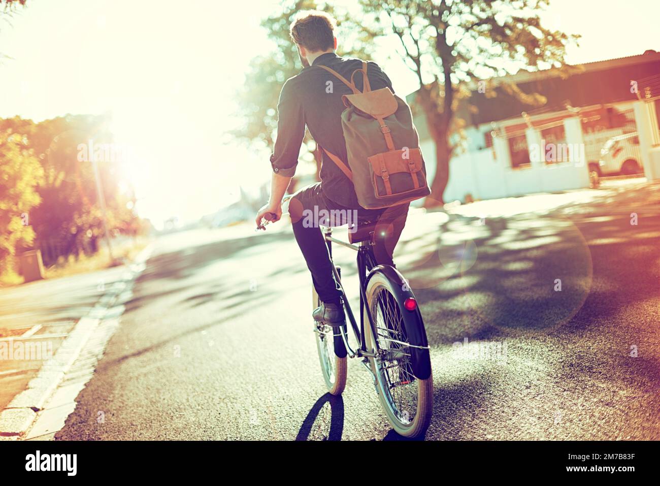 Senza carbonio e senza preoccupazioni. Ripresa di un giovane uomo in bicicletta all'aperto. Foto Stock