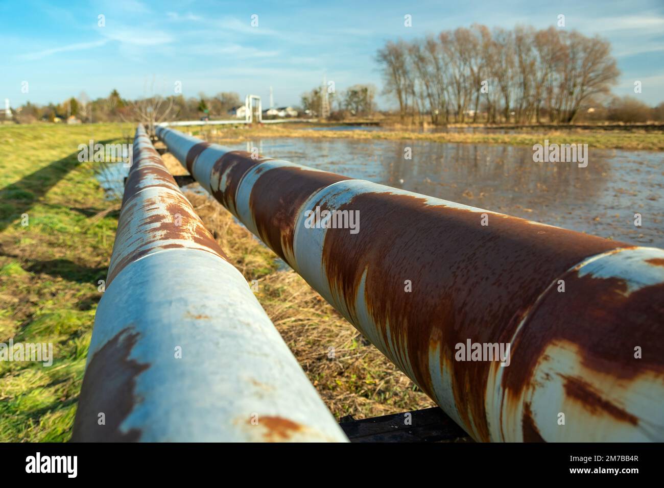 Ruggine sulla tubazione sopra il terreno, Chelm, Lubelskie, Polonia Foto Stock